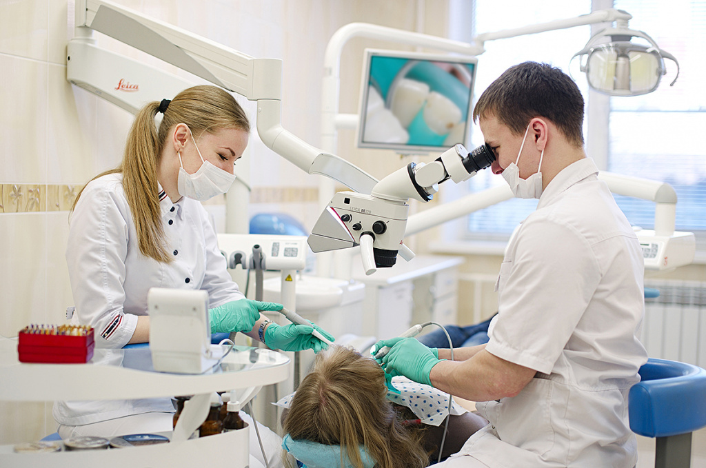 Лечение зубных заболеваний под микроскопом в Израиле
